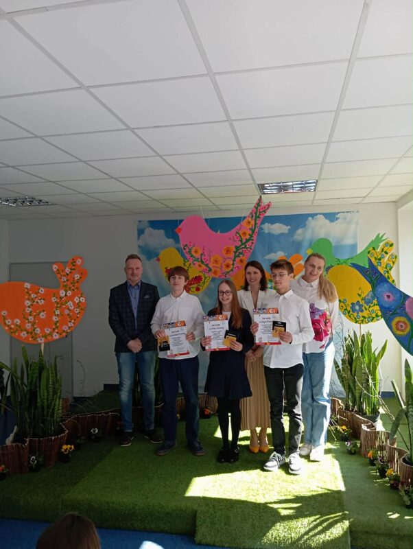 Wielki Finał - laureaci w kategorii starszej kl.7-8 i jurorzy pozują do zdjęcia