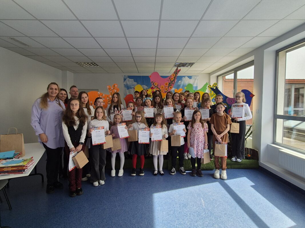 Eliminacje Gminne – wszyscy uczestnicy konkursu i jurorzy pozują do zdjęcia