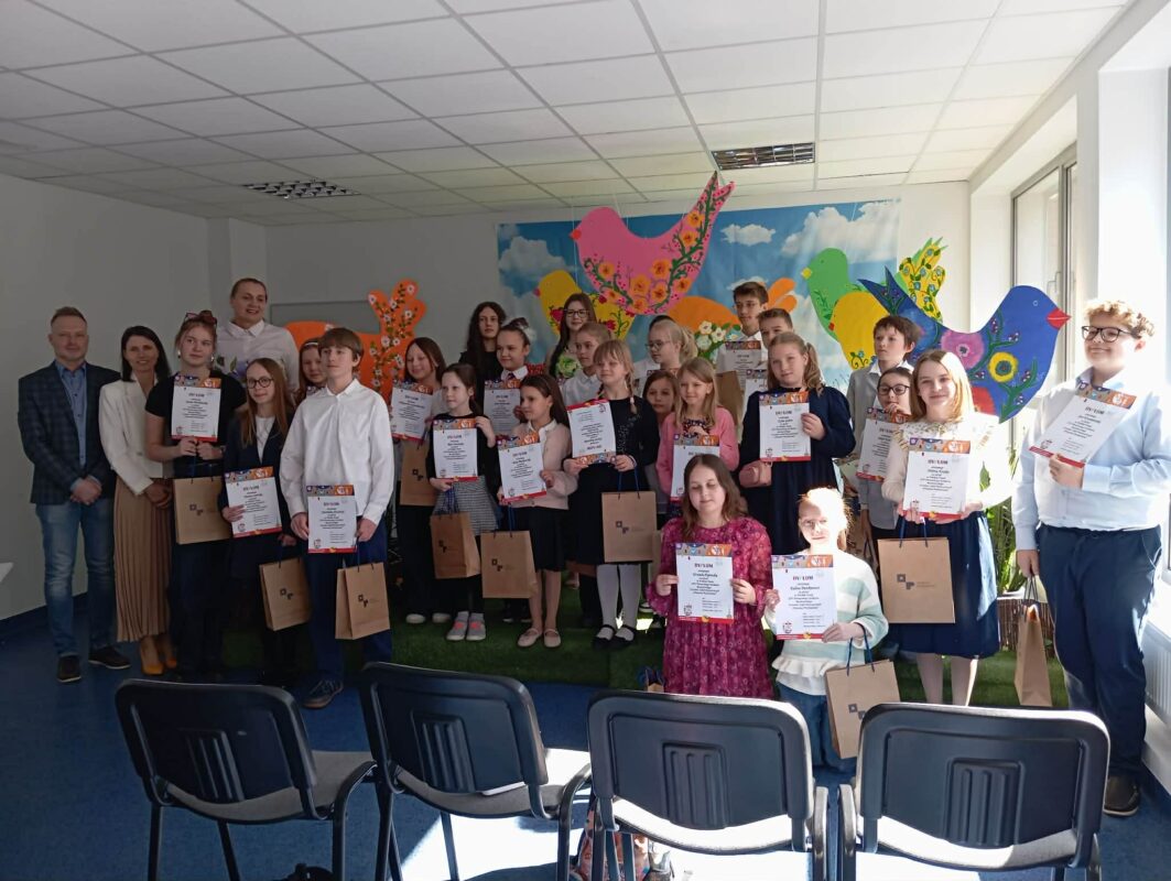 Wielki Finał  - wszyscy uczestnicy konkursu i jurorzy pozują do zdjęcia