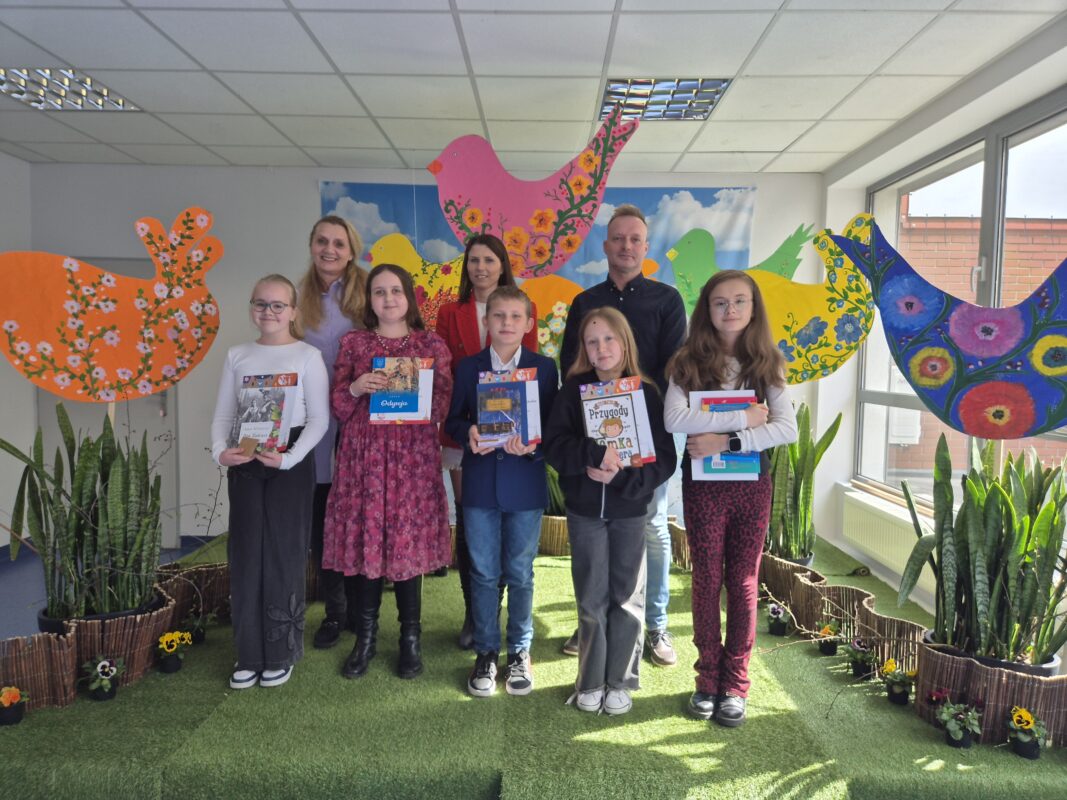 Eliminacje Gminne -laureaci w kategorii młodszej kl.4-6 i jurorzy pozują do zdjęcia