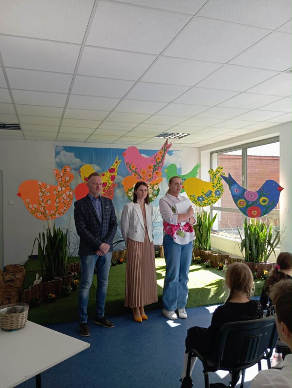 Wielki Finał –stojący jurorzy na tle kolorowej scenografii