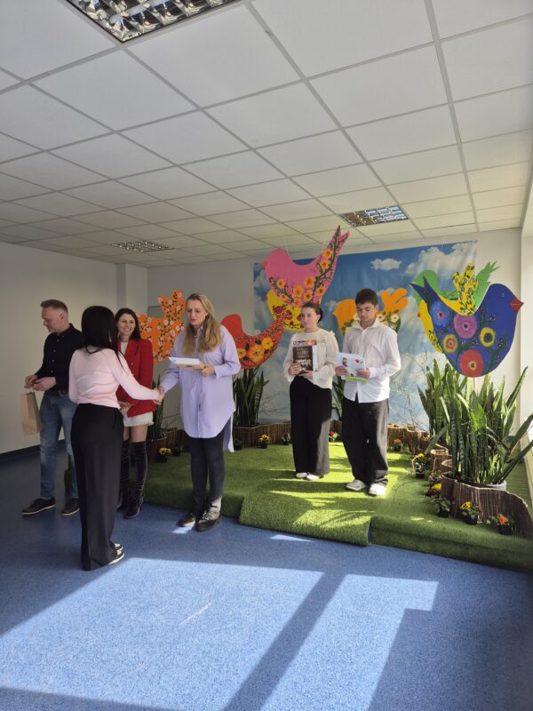 Eliminacje Gminne – jurorzy wręczają nagrody uczestnikom konkursu