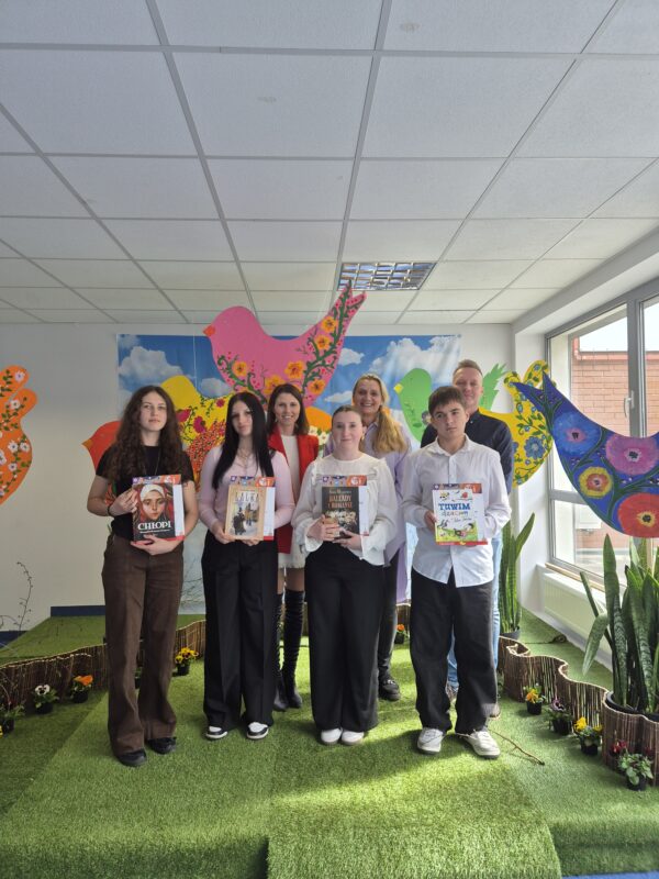 Eliminacje Gminne - laureaci w kategorii starszej kl.7-8 i jurorzy pozują do zdjęcia