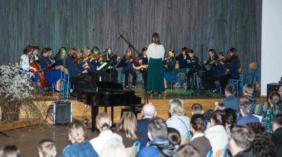 Na pierwszym planie publiczność, w tle na scenie Young Generiation Orchestra