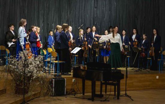 Na scenie Young Generiation Orchestra , przed nią stoi dyrygentka Alicja Duszczyk