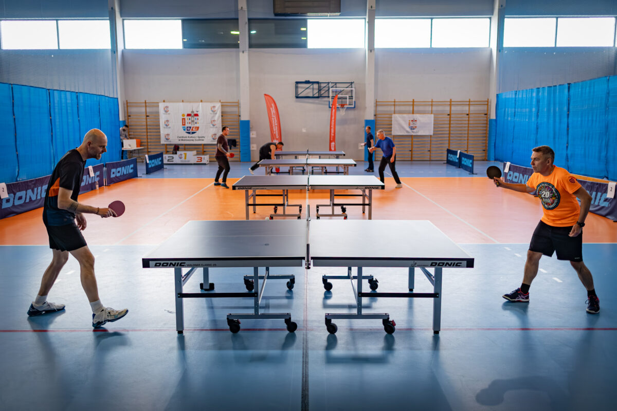 rownolegle rozgrywane mecze p rzy trzech stołach do gry