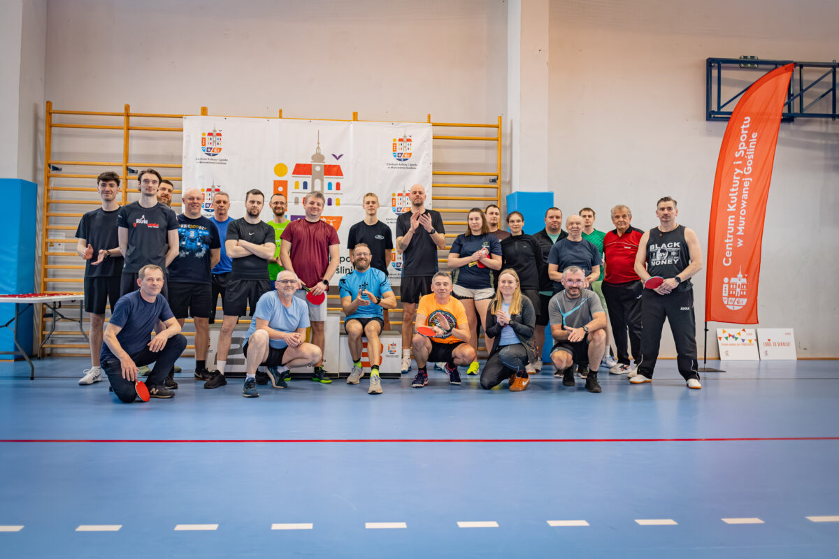 zdjecie gupowe uczestniko w i organizatorów Amatroskiego Turnieju Tenisa Stołowego na hali sportowej
