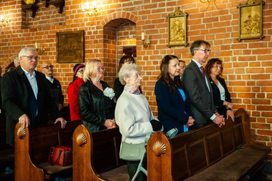 Władze samorządowe oraz wierni w ławkach