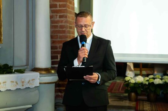 Dyrektor CKiS z mikrofonem w ręku