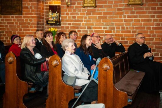 Biskup, władze samorządowe oraz wierni w ławkach