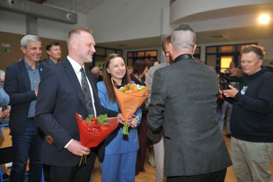 Wręczenie kwiatów, statuetki dyrygentowi chóru