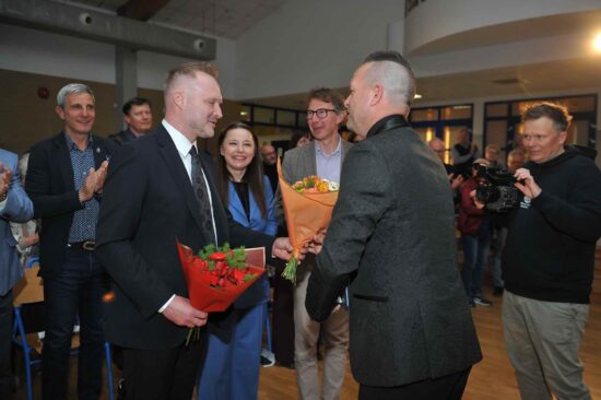 Wręczenie kwiatów, statuetki dyrygentowi chóru