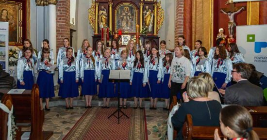 Chór Dziewczęcy Canzona-grupa starsza z dyrygentką
