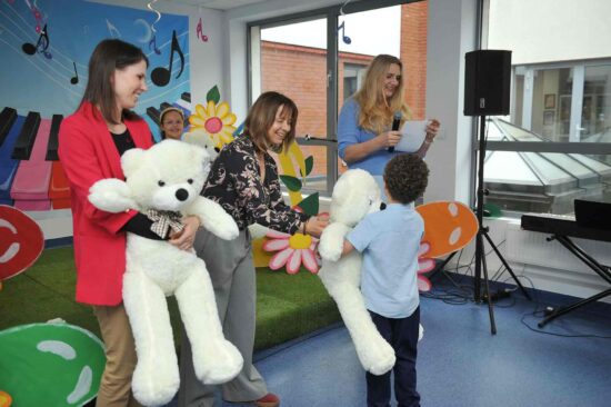 Jury wręcza nagrody laureatom festiwalu