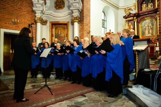 Chór w czasie występu koncertowego pod ołtarzami