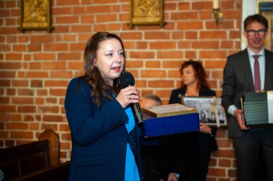 Władze samorządowe przy wręczaniu prezentów i gratulacji dla chóru