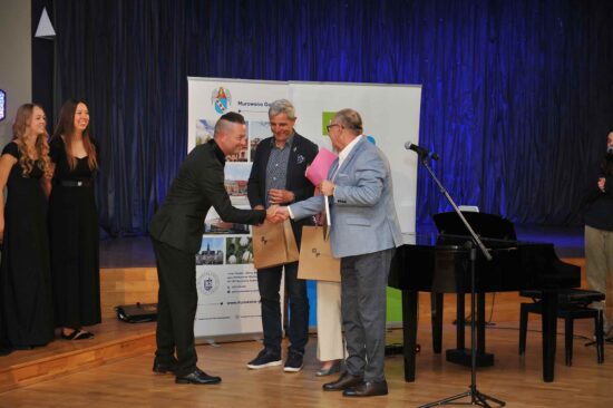 Wręczenie upominków dyrygentowi chóru