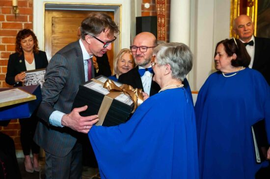 Władze samorządowe przy wręczaniu prezentów i gratulacji dla chóru