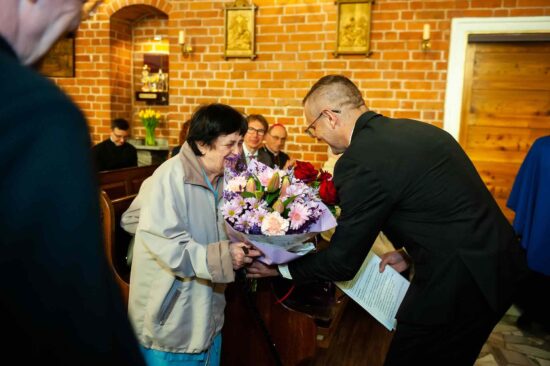 Wręczenie kwiatów córce wieloletniego dyrygenta chóru