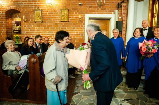 Wręczenie kwiatów córce wieloletniego dyrygenta chóru