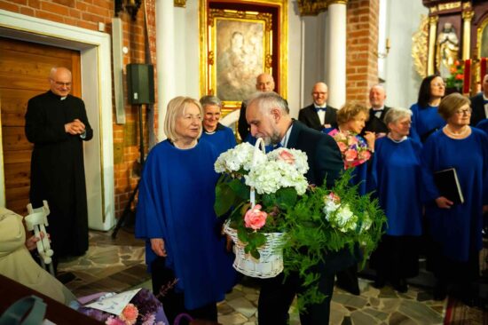 Wręczenie kwiatów żonie obecnego dyrygenta chóru