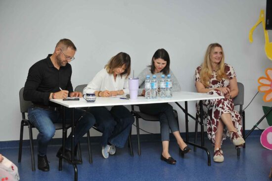 Jury konkursu siedzi za stołem od lewej strony: Sławomir Heinrychowski-dyrektor CKiS, Joanna Szalbierz – Kędzierska- dyrektor Gminnego Ośrodka Kultury „Sokół”, Agnieszka Kajdaniak - Przewoźna – dyrektor Gminnej Biblioteki Publicznej w Murowanej Goślinie i Agnieszka Szymańska – Wojtera
