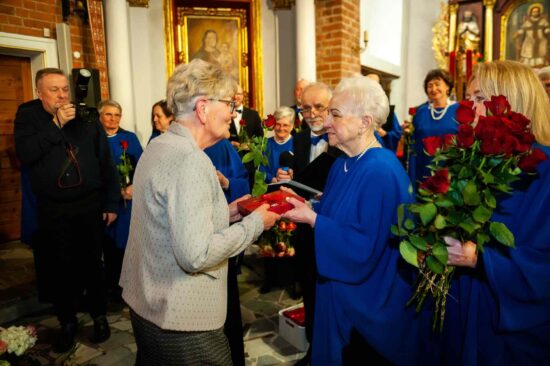 Wręczenie kwiatów dla byłych chórzystów