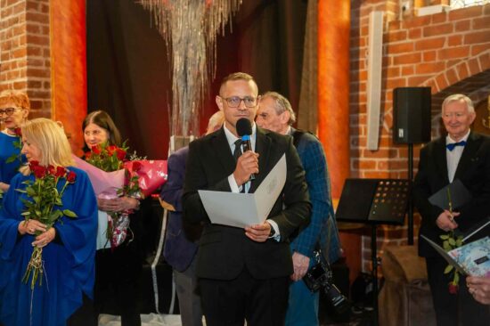 Dyrektor CKiS z mikrofonem w ręku