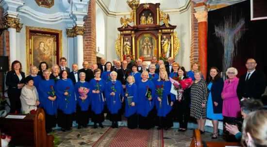 Zdjęcie zbiorowe chór oraz władze samorządowe