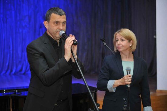 Dyrygent chóru oraz pani tłumaczka
