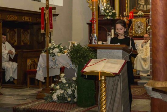 Dziewczynka z chóru z Katalonii czyta pismo święte podczas nabożeństwa