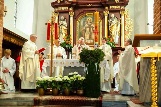 Biskup wraz z księżmi przy ołtarzu