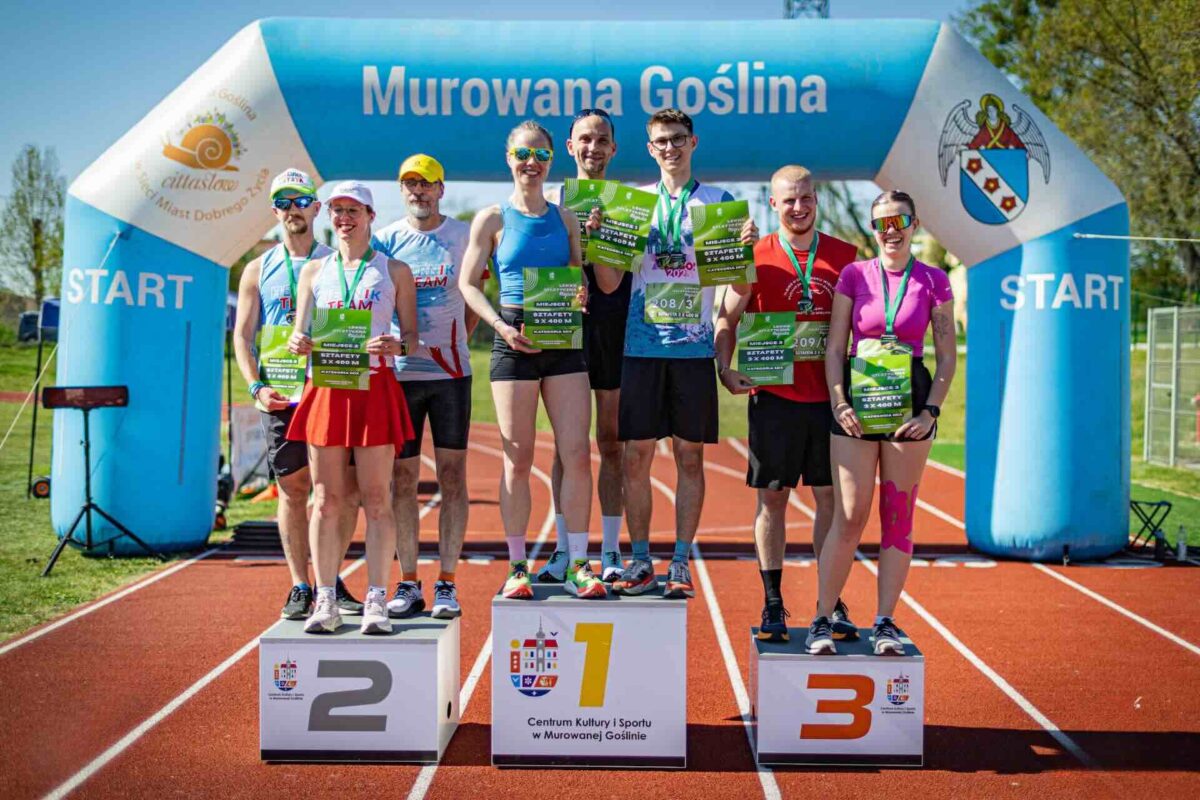 Dekoracja najlepszych sztafet w kategorii mix
