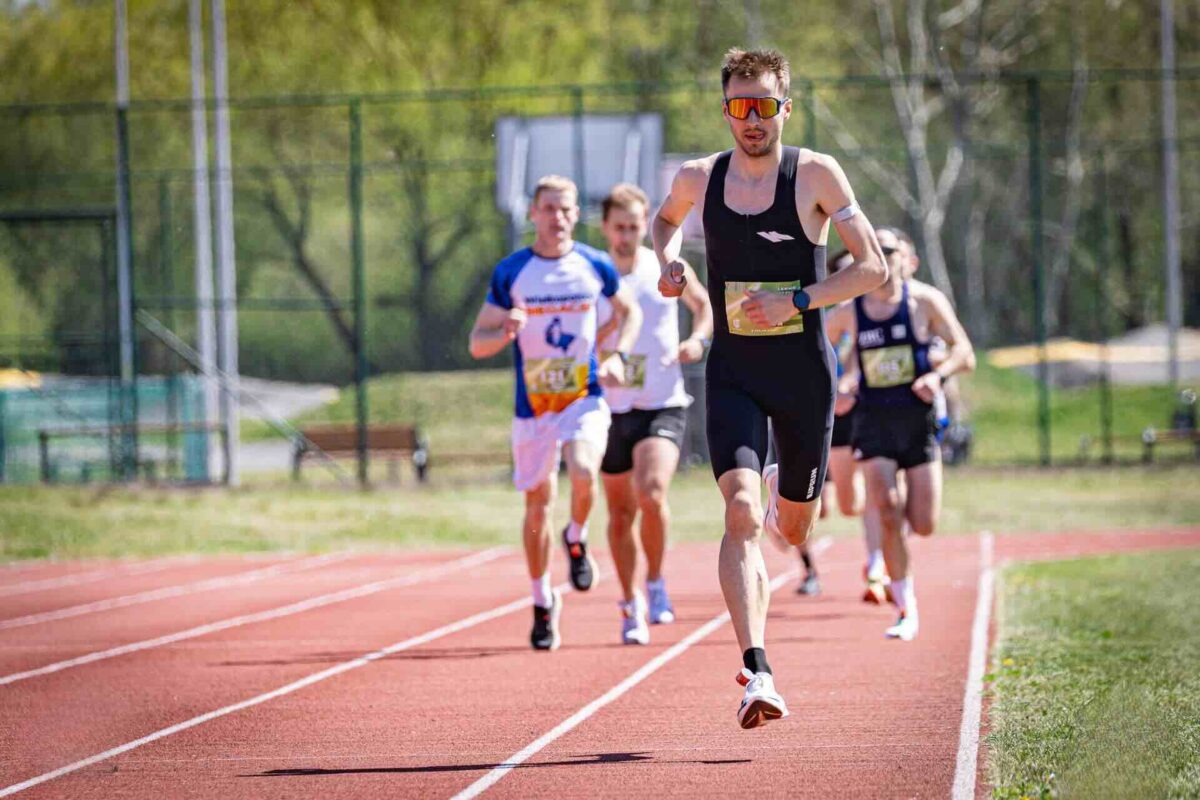 Początek rywalizacji najszybszej serii biegu na 3000m
