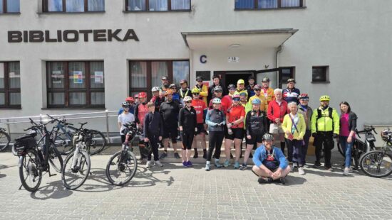 zdjęcia grupwe uczestników rajdu rowerowego pod siedzibą biblioteki w Murowanej Goślinie