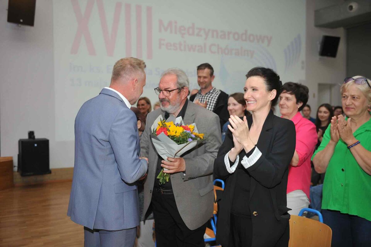 Wręczenie kwiatów Profesorowi przez Zastępcę Dyrektora CKiS