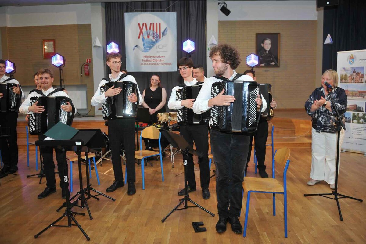 Kilku muzyków stoi akordeonami