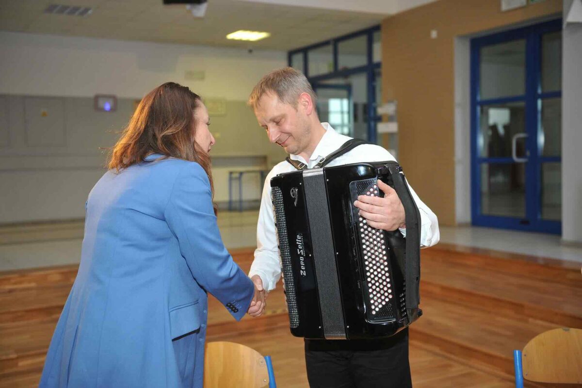 Pani Burmistrz dziękuje Profesorowi grającemu na akordeonie