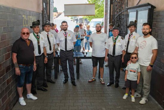 Grupa mężczyzn należących do Kurkowego Bractwa Strzeleckiego pozująca do zdjęcia