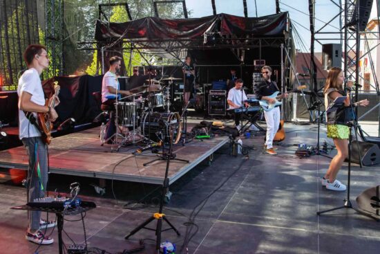 Na scenie pięcioosobowy zespół Goodnight: perkusista , dwóch gitarzystów, klawiszowiec i wokalistka