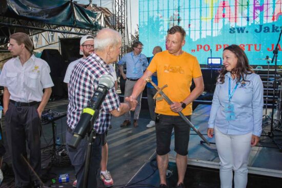 Na scenie zwycięzca turnieju strzeleckiego o miecz św. Jakuba Mikołaj Koteras przyjmujący gratulacje, obok burmistrz Justyn Radomska