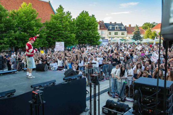 Na scenie stoi EDZIO-Rap, pod sceną zgromadzona publiczność