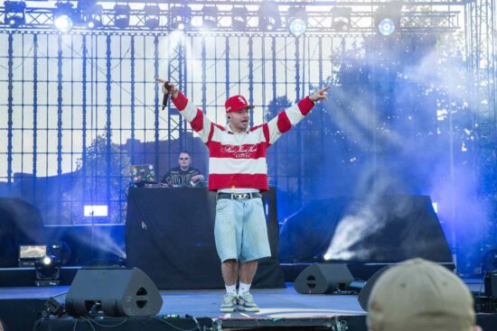 Na scenie EDZIO-Rap z uniesionymi rękami w górze