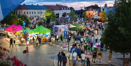 Zdjęcie panoramiczne rynku i tłumnie zgromadzonych uczestników 