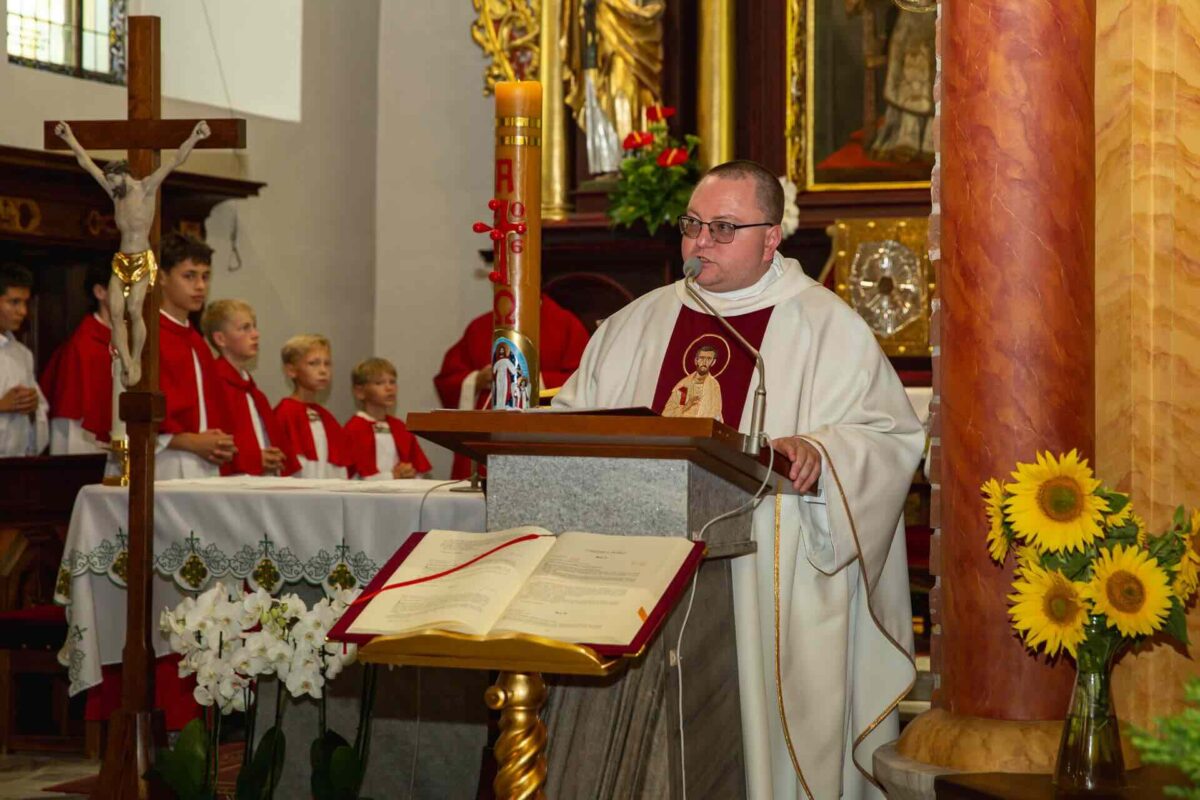 Ksiądz w trakcie kazania podczas mszy św. odpustowej kościele pw. św. Jakuba Apostoła w Murowanej Goślinie