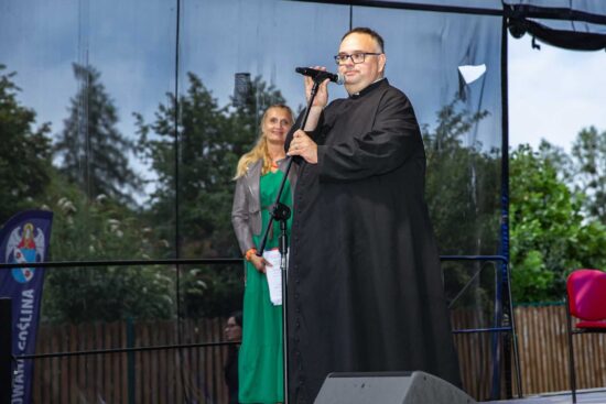 Na scenie proboszcz parafii pw. św. Marii Magdaleny w Długiej Goślinie ks. Marcin Kwiatkowski