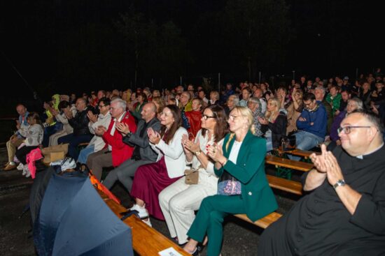 Zgromadzona publiczność pod sceną klaszcze