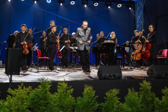 Na scenie Orkiestra „LE QUATTRO STAGIONI” z dyrygentem Tadeuszem Żmijewskim
