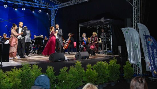 Na scenie stoją dwie pary, obok nich siedzą na krzesłach kobieta i mężczyzn  –  to  soliści Teatru   Muzycznego Castello