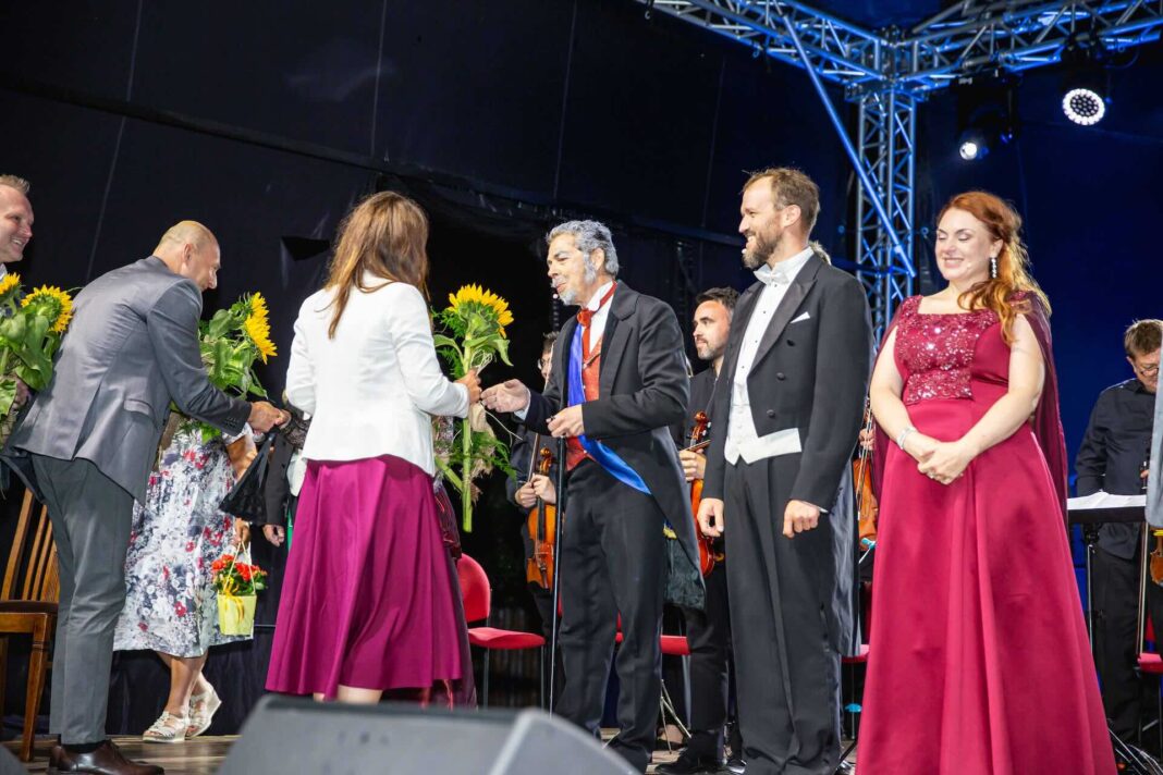 Burmistrz Justyna Radomska, dyrektor CKiS Marcin Stroemich i Jego zastępca Krzysztof Czarnecki wręczają kwiaty artystom